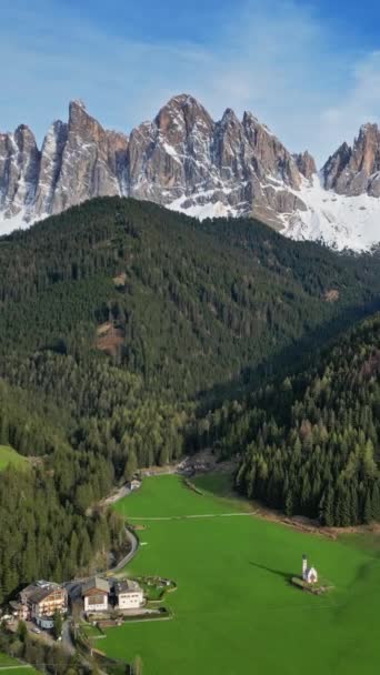 Весенний Пейзаж Ручьем Деревне Санта Магдалена Итальянских Альпах Южном Тироле — стоковое видео