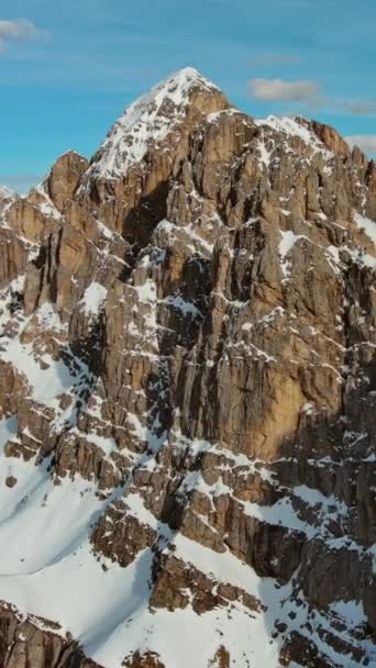サンセット ドロミテス イタリアの雪の中の素晴らしい岩山の空中ビュー バーティカルビデオ — ストック動画