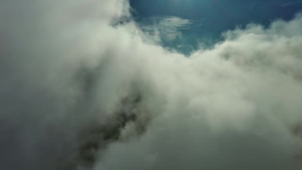 Mavi Gökyüzünde Güzel Beyaz Kabarık Bulutlar Arasında Uçuyor Uçak Yolculuğu — Stok video