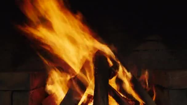 Brennendes Feuer Brennholzkohle Und Flammennahaufnahme Kamin — Stockvideo