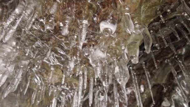 Παγωμένη Σπηλιά Στη Λίμνη Baikal Χειμώνα Μπλε Πάγος Και Παγοκρύσταλλοι — Αρχείο Βίντεο