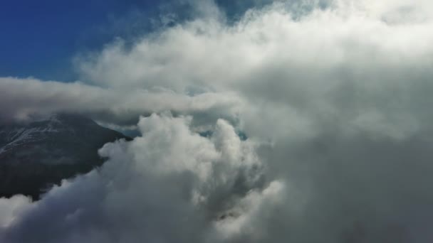 Yüksek Kayalık Dağların Arasında Güzel Tüylü Bulutlar Arasında Uçuyor Dolomitler — Stok video