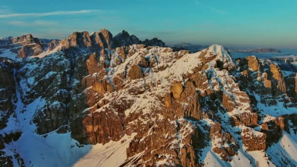 Widok Powietrza Niesamowite Skaliste Góry Śniegu Wschodzie Słońca Dolomity Włochy — Wideo stockowe