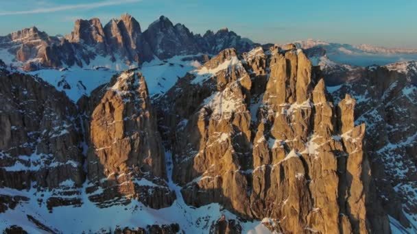 Güneşin Doğuşunda Kardaki Kayalık Dağların Etrafındaki Hava Manzarası Dolomitler Talya — Stok video