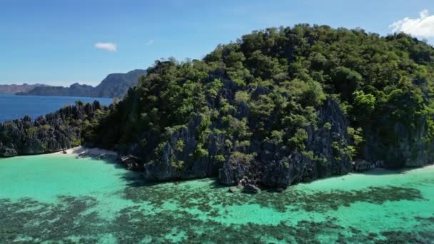 Vista Aérea Ilha Tropical Das Filipinas Praia Areia Branca Penhascos — Vídeo de Stock