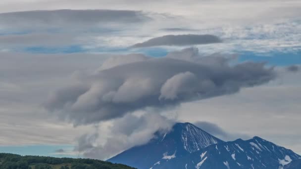 Drammatica Spettacolare Formazione Nubi Lenticolari Sul Vulcano Sulla Penisola Kamchatka — Video Stock