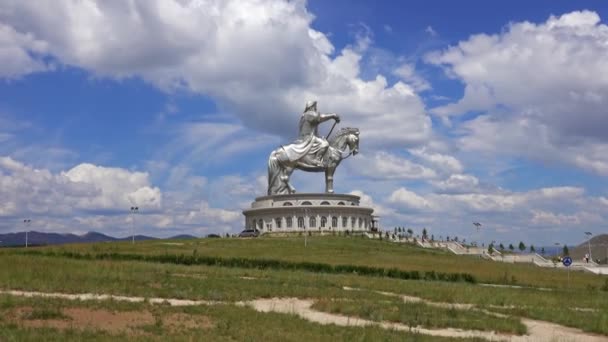 Enorme Ruiterstandbeeld Van Genghis Khan Mongolië Ulaanbaatar Zoom Zicht — Stockvideo