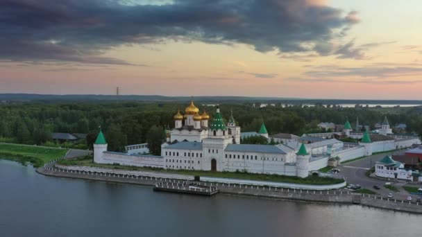 俄罗斯科斯特罗马古城著名的Ipatievsky Hypatian 修道院的空中环视 — 图库视频影像