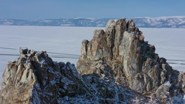 Vista Aérea Rocha Xamã Dos Lugares Sagrados Lago Congelado Baikal — Vídeo de Stock