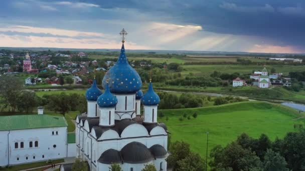 Flygfoto Kyrkan Kupoler Kreml Den Antika Staden Suzdal Vid Solnedgången — Stockvideo