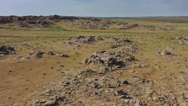 蒙古戈壁沙漠Baga Gazriin Chuluu花岗岩山顶上的岩层和堆放石块的空中景观 — 图库视频影像