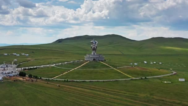 Luchtfoto Van Enorme Ruiterstandbeeld Van Genghis Khan Steppe Mongolië Ulaanbaatar — Stockvideo