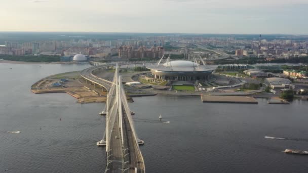 日落时分 圣彼得堡的斜拉桥和新体育场的空中景观 — 图库视频影像