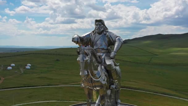 Vista Aérea Alrededor Enorme Estatua Ecuestre Genghis Khan Estepa Mongolia — Vídeos de Stock