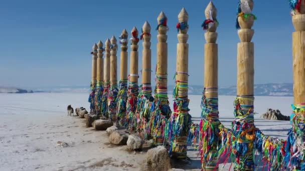 ブルカン岬 バイカル湖 オルホン島 シベリア ロシア 4K上のカラフルなリボンと木製の儀式の柱 — ストック動画