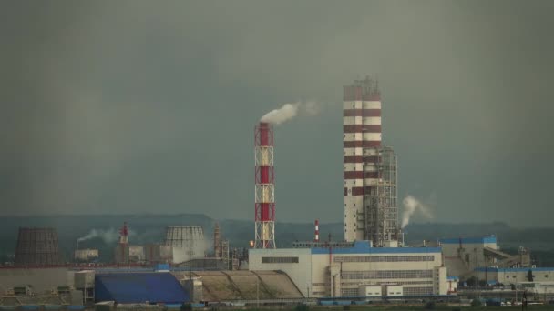 Fábrica Refinaria Petróleo Gás Com Fumaça Chaminé Petroquímica Industrial Energia — Vídeo de Stock