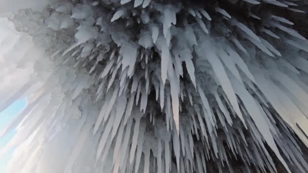 冬季贝加尔湖上的冰洞 石窟里的蓝冰和冰柱Olkhon Island Baikal Siberia Russia Rotation View — 图库视频影像