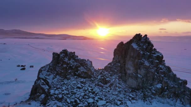 Güneş Batarken Şaman Kayası Nın Hava Manzarası Sibirya Rusya Kış — Stok video