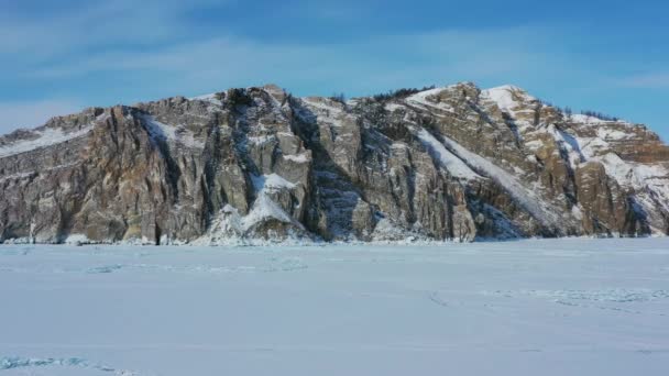 Vista Aérea Costa Rocosa Isla Olkhon Lago Congelado Baikal Siberia — Vídeos de Stock