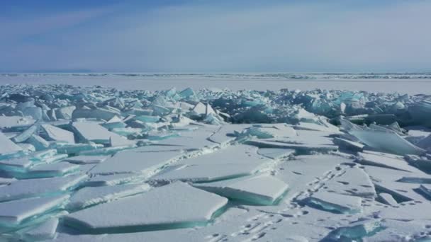 ロシア バイカル湖の巨大な氷のヒューマックの大規模な尾根の航空眺め — ストック動画