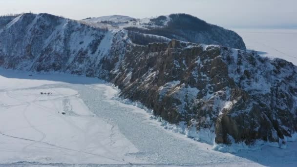 从空中俯瞰冻结的贝加尔湖 奥尔康岛 霍博伊岩景 西伯利亚 俄罗斯 — 图库视频影像