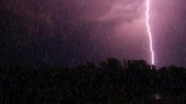 Nachtelijke Storm Geweldige Ritsen Zware Regenval Bij Rivier Slow Motion — Stockvideo