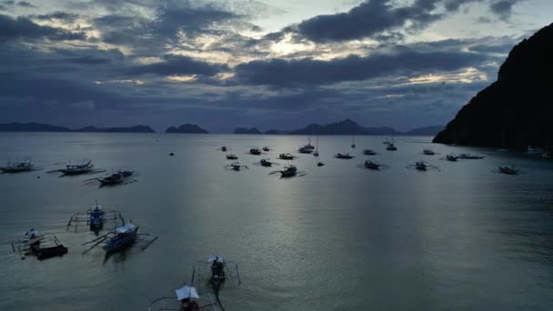 Vue Aérienne Des Bateaux Pêche Coucher Soleil Sur Île Palawan — Video