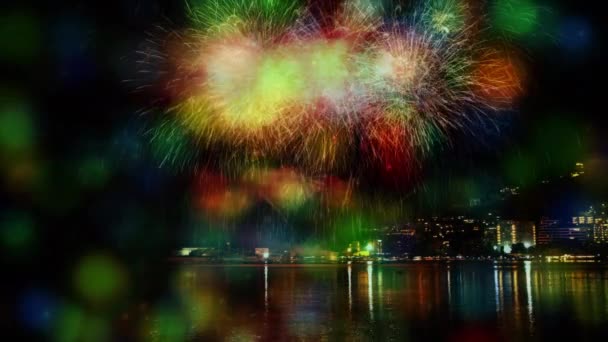 Helder Vuurwerk Exploderen Met Kleurrijke Lichten Kust Veelkleurige Achtergrond — Stockvideo