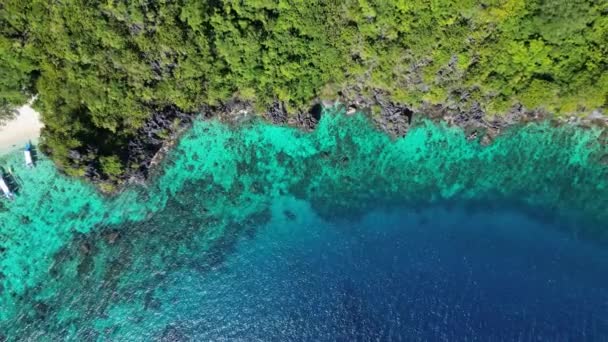 Luftaufnahme Der Tropischen Philippinen Insel Weißer Sandstrand Klippen Mit Blauem — Stockvideo