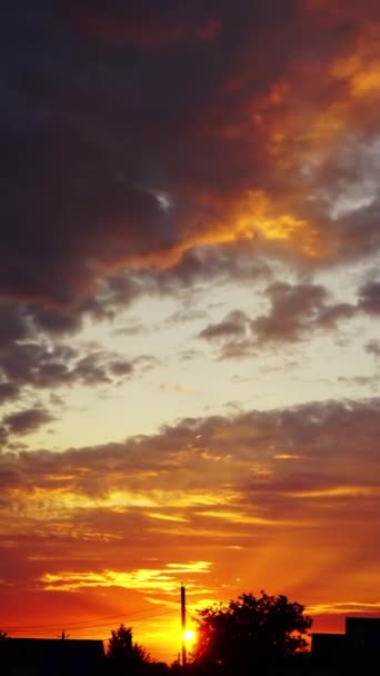 Timelapse Όμορφο Ηλιοβασίλεμα Ουρανό Πάνω Από Σπίτια Χωριό Κάθετη Βίντεο — Αρχείο Βίντεο