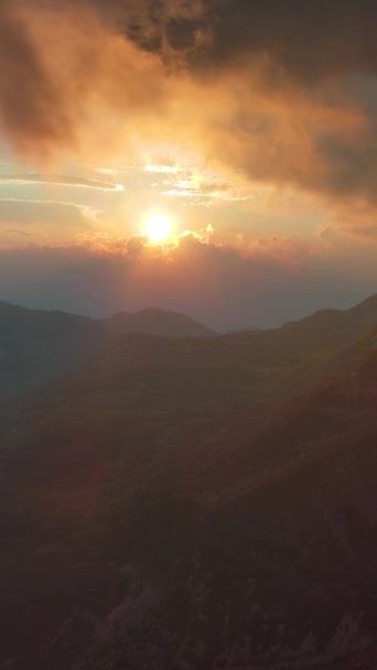 从空中俯瞰山谷上壮观的落日 都默塔国家公园美丽的风景 垂直录像 — 图库视频影像