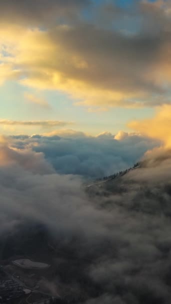在意大利白云石的美丽的落日下 空中俯瞰着岩石的群山 垂直录像 — 图库视频影像