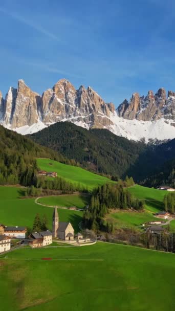 Paisaje Primaveral Con Estacada Pueblo Santa Magdalena Alpes Dolomitas Italianos — Vídeos de Stock