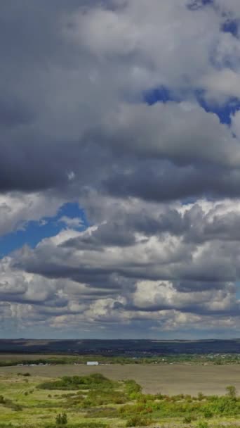 Bulutlu Gökyüzü Olan Yaz Manzarası Tepeden Manzara Zaman Kavramı Dikey — Stok video