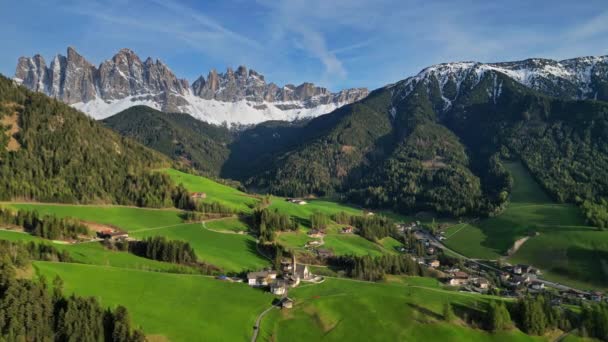 Paisaje Primaveral Con Pueblo Santa Magdalena Alpes Dolomitas Italianos Tirol — Vídeos de Stock