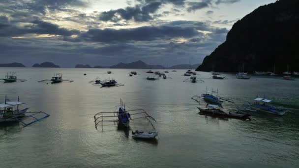 Vue Aérienne Des Bateaux Pêche Coucher Soleil Sur Île Palawan — Video