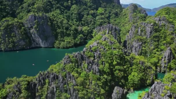 菲律宾热带岛屿的空中景观 蓝色泻湖和湖泊 白色沙滩 岩石悬崖和珊瑚礁中的船只 — 图库视频影像