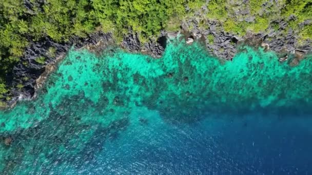 Luftaufnahme Der Tropischen Philippinen Insel Weißer Sandstrand Klippen Mit Blauem — Stockvideo