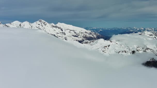 Luchtpanorama Uitzicht Sneeuw Bergketen Landschap Met Bewegende Wolken Alpen Oostenrijk — Stockvideo