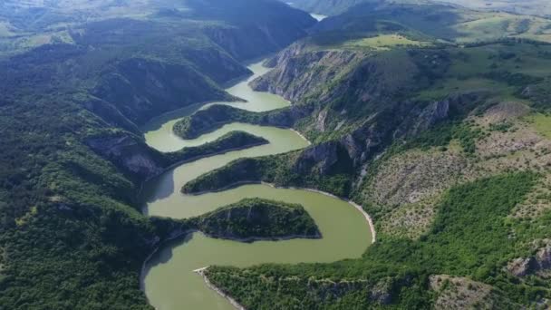 晴れた日 南西部セルビア 4Kの岩の川Uvac峡谷での平均値の空中ビュー — ストック動画