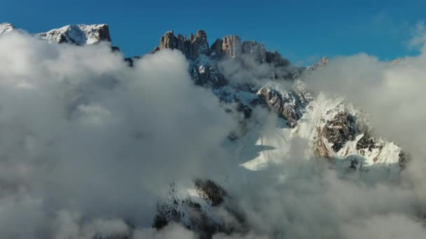在高高的岩石山之间的美丽的白色蓬松的云彩中飞行 Dolomites Alps Mountains Italy — 图库视频影像