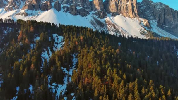 Widok Powietrza Niesamowite Skaliste Góry Śniegu Wschodzie Słońca Dolomity Włochy — Wideo stockowe
