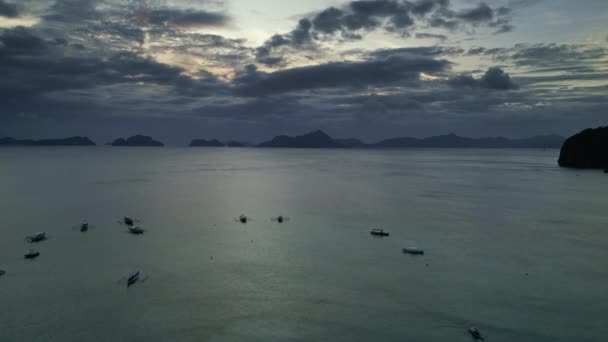 日没やフィリピン諸島での漁船の上空を飛ぶ 曇った空 有名な旅行先 — ストック動画
