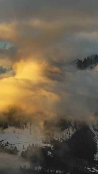 在意大利多罗密的美丽的落日下 空中俯瞰着多岩的群山 垂直录像 — 图库视频影像