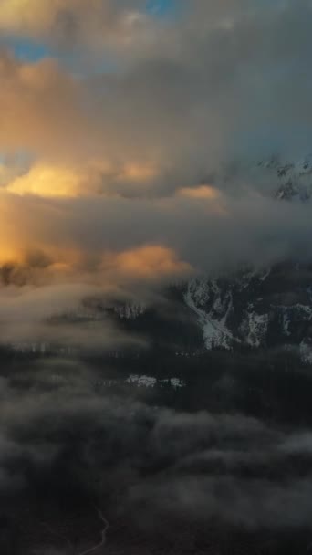 在意大利白云石的美丽的落日下 空中俯瞰着岩石的群山 垂直录像 — 图库视频影像