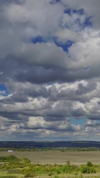Bulutlu Gökyüzü Olan Yaz Manzarası Tepeden Manzara Zaman Kavramı Dikey — Stok video