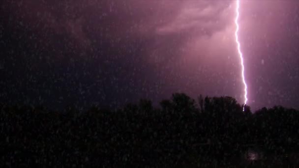 夜雨和伟大的拉链 河流附近的暴雨景观 缓慢移动4K — 图库视频影像