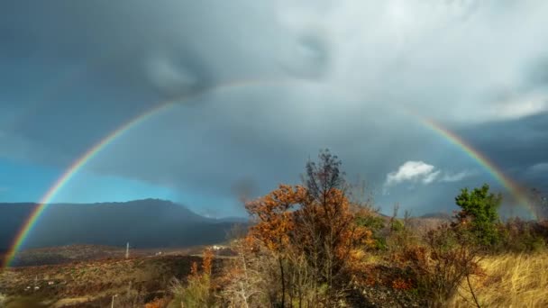 Prachtig Zomers Landschap Met Regenboog Snel Bewegende Wolken Bergen Timelapse — Stockvideo