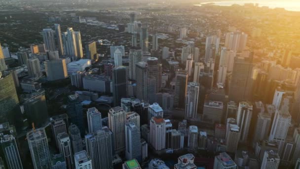 Luchtfoto Van Wolkenkrabbers Gebouwen Makati Zakendistrict Manilla Stad Bij Zonsondergang — Stockvideo