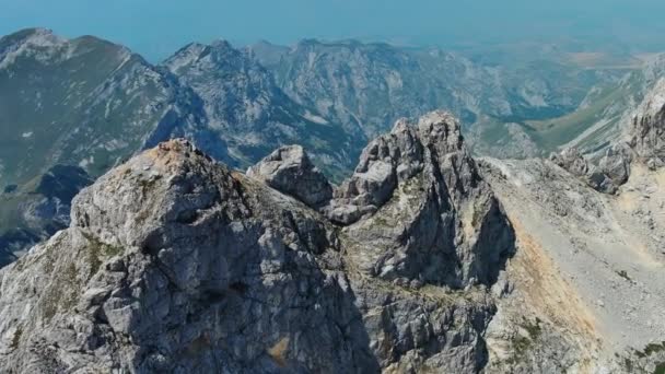 在山上飞行 黑山Durmitor国家公园的Bobotov Kuk山和湖泊 美丽的空中山景 — 图库视频影像